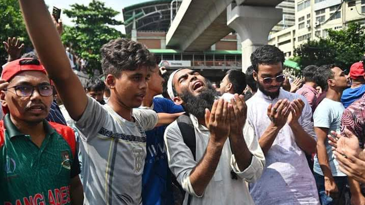 জুলাই গণ-অভ্যুত্থানে রাজপথে মুনাজাত করছেন মো. শফিকুর রহমান।