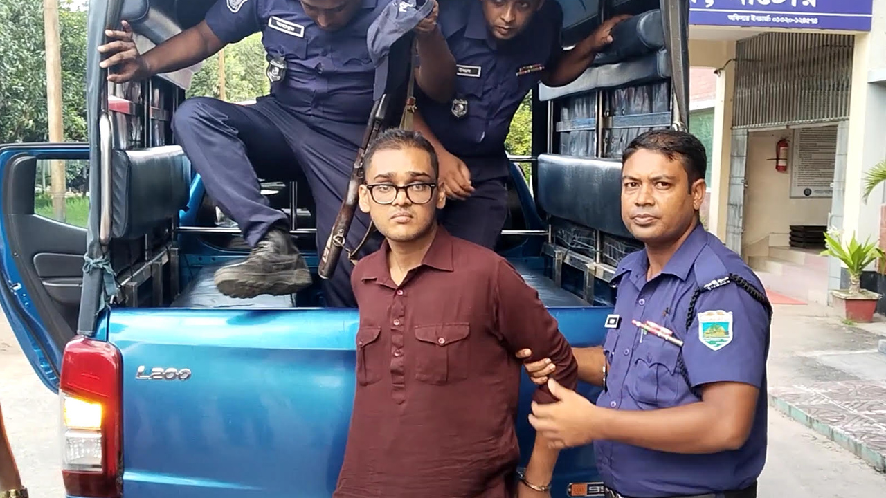 নাটোরে মঞ্চ থেকে নামার সময় মন্ত্রীর সঙ্গে ধাক্কা, পিস্তলসহ যুবক আটক