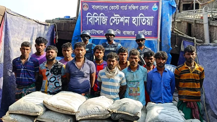 মিয়ানমারে পাচারকালে ৫৯৫ বস্তা সিমেন্টসহ ১২ পাচারকারী আটক