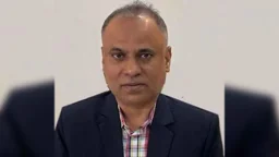 নারীসহ পাসপোর্ট অফিসের কর্মকর্তা আটক
