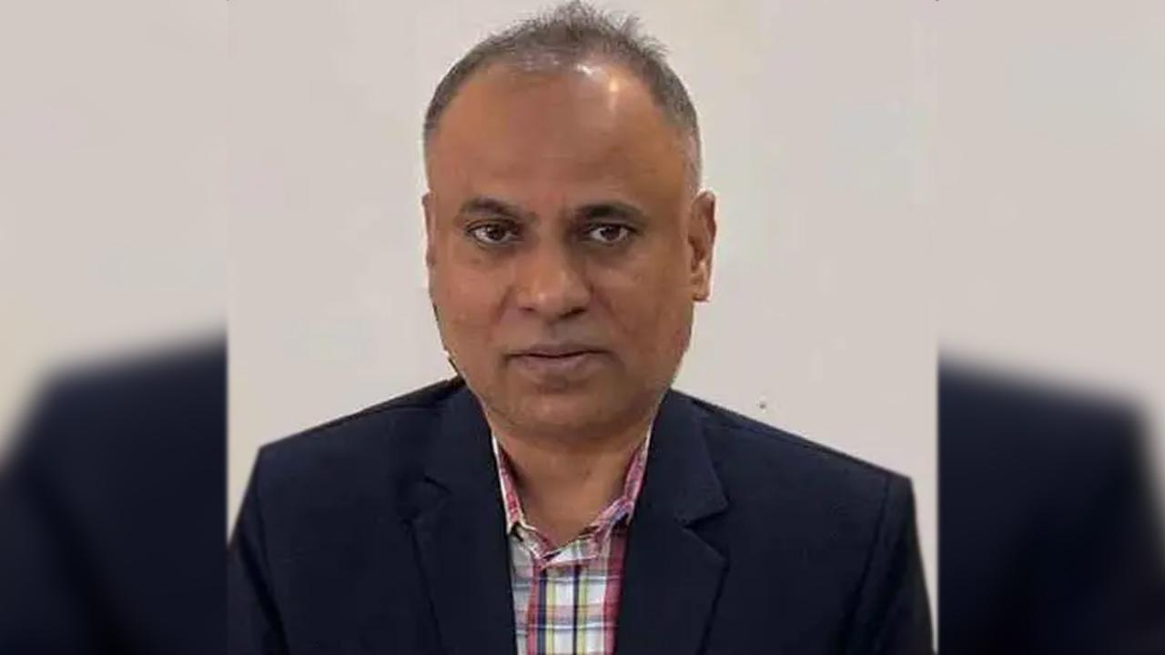নারীসহ পাসপোর্ট অফিসের কর্মকর্তা আটক