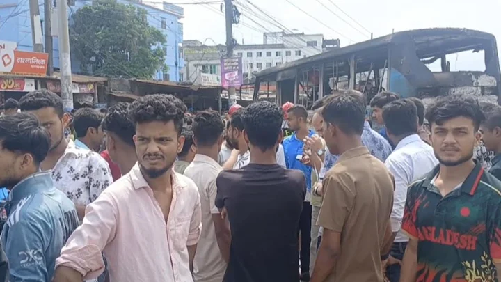 গাজীপুরে বাসচাপায় নারী শ্রমিক নিহত, বাসে আগুন