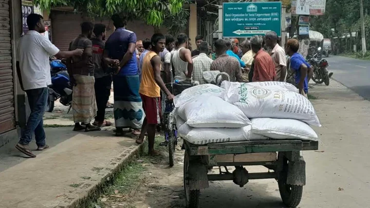 গোপনে অন্য এলাকায় সার বিক্রি করে দিলেন বিএনপি নেতা