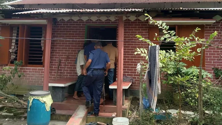 অস্ত্র ঠেকিয়ে অবসরপ্রাপ্ত পুলিশ সদস্যের বাড়িতে ডাকাতি
