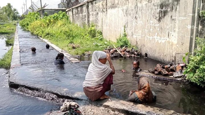 কয়লার ময়লাতেই জীবিকা তাদের