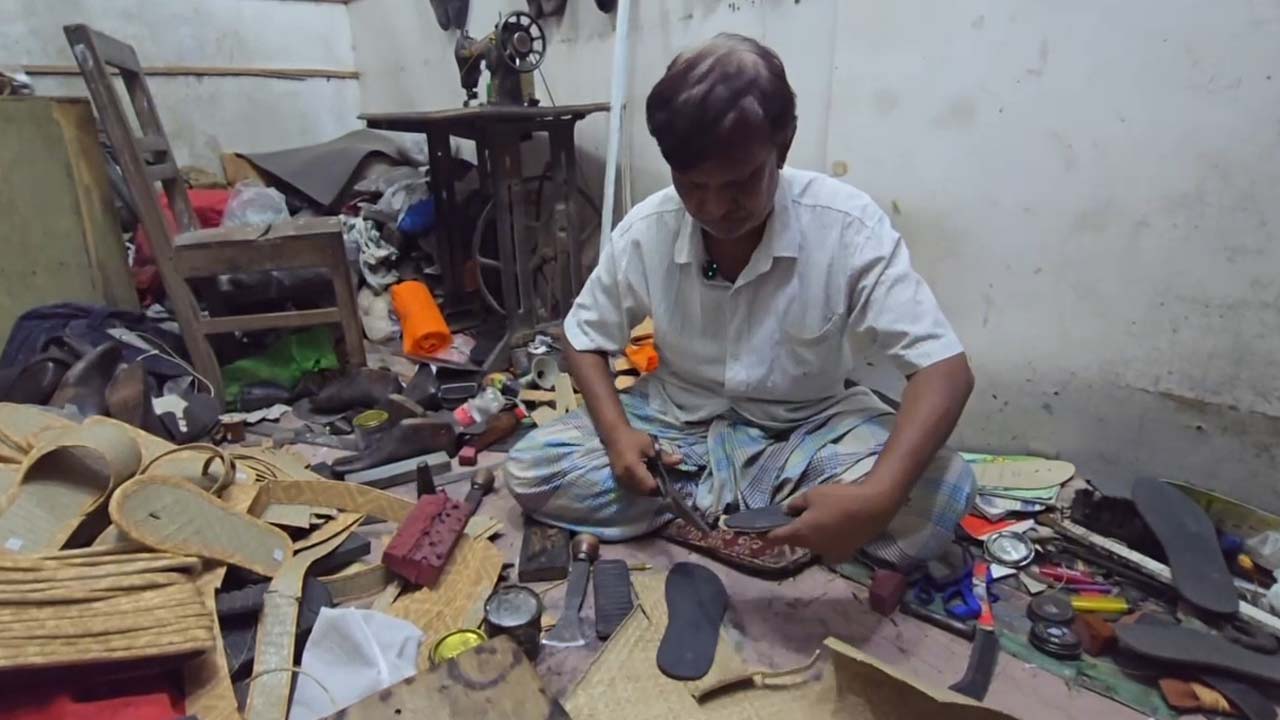 শীতলপাটি দিয়ে বানানো হচ্ছে স্যান্ডেল। ছবি: এশিয়া পোস্ট