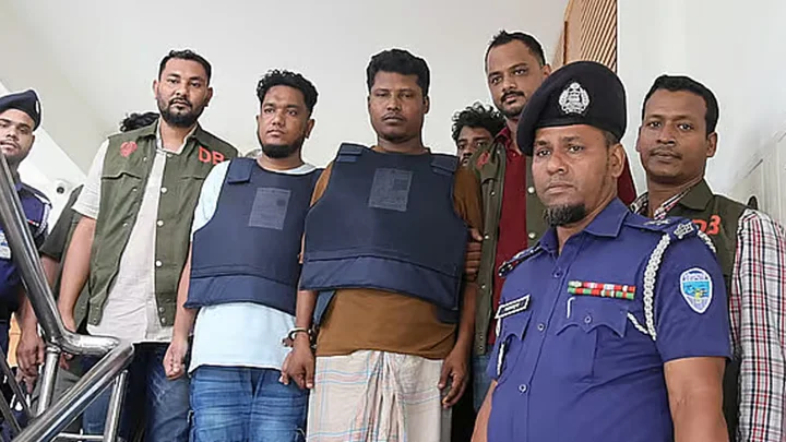 দুই হাতে গুলি চালানো তার শখ, ঘুমান এসএমজি নিয়ে