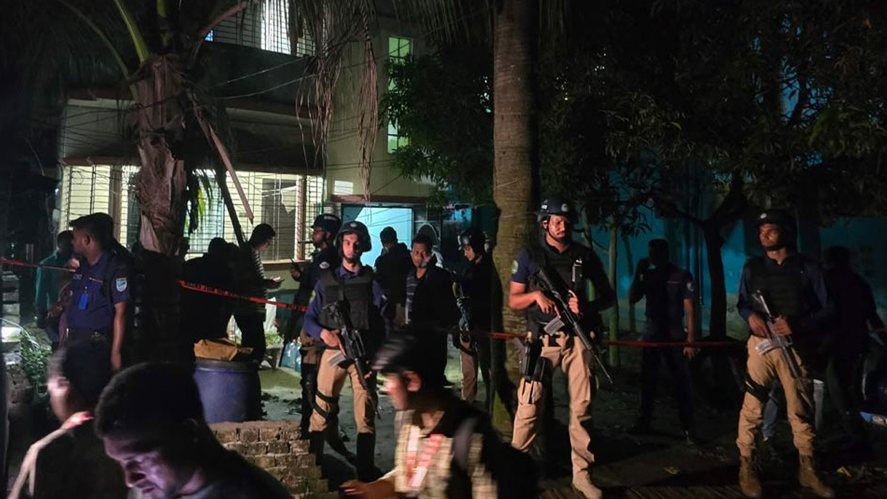 সাভারে ঘিরে রাখা বাড়ি থেকে বিস্ফোরকসহ একজন আটক, অভিযান চলছে