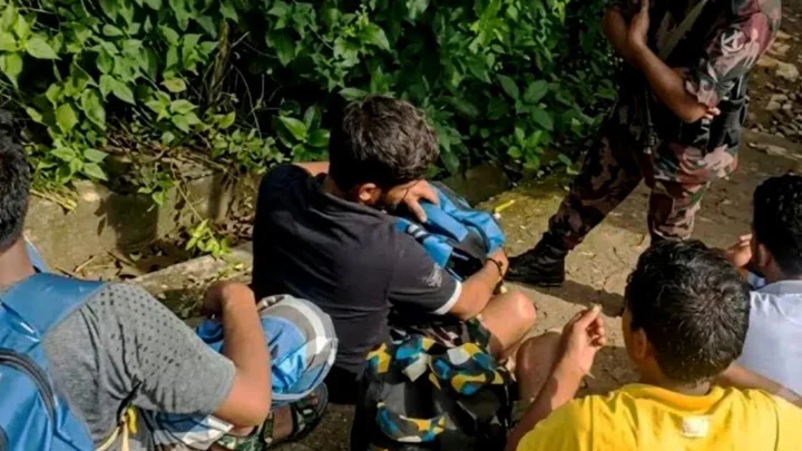 অবৈধভাবে ভারত থেকে ফেরার সময় ১২ বাংলাদেশি আটক