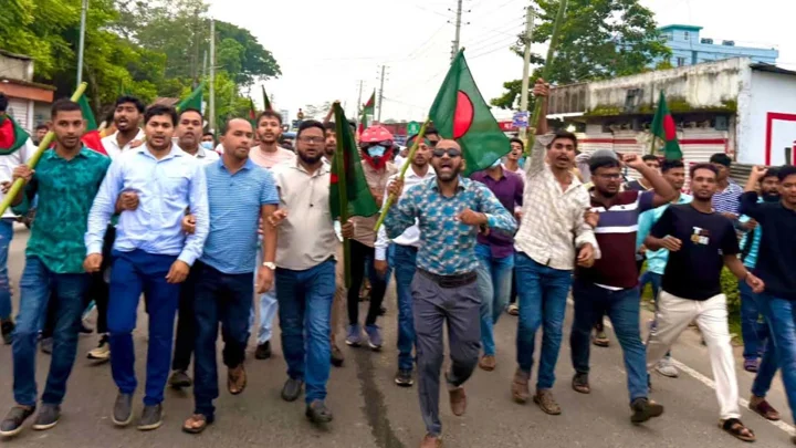 শরীয়তপুরে নিষিদ্ধ ছাত্রলীগের ঝটিকা মিছিল