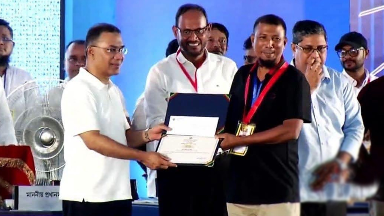 প্রধানমন্ত্রীর হাত থেকে স্বর্ণপদক নিলেন আওয়ামী লীগ নেতা