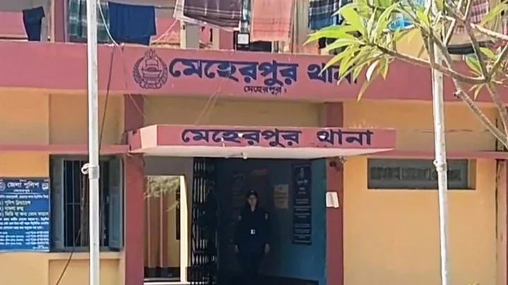 রাতে ঘরে ঢুকে কুপিয়ে প্রেমিকার হাত বিচ্ছিন্ন করল প্রেমিক