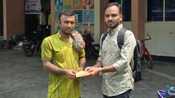 ক্যানসারে আক্রান্ত রাবি কর্মীর স্ত্রীর পাশে ছাত্রদল কর্মী

