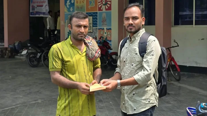 ক্যানসারে আক্রান্ত রাবি কর্মীর স্ত্রীর পাশে ছাত্রদল কর্মী