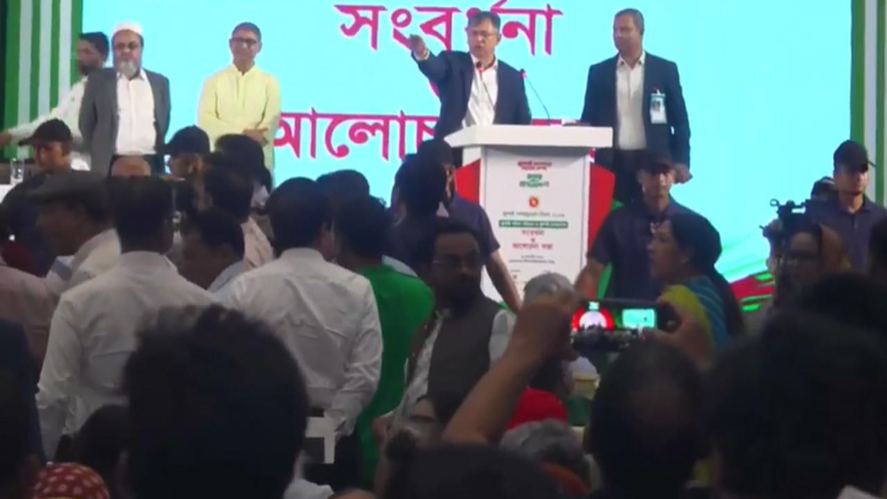 জুলাই শহীদদের ডকুমেন্টারি ঘিরে রাষ্ট্রপতির সামনেই হট্টগোল