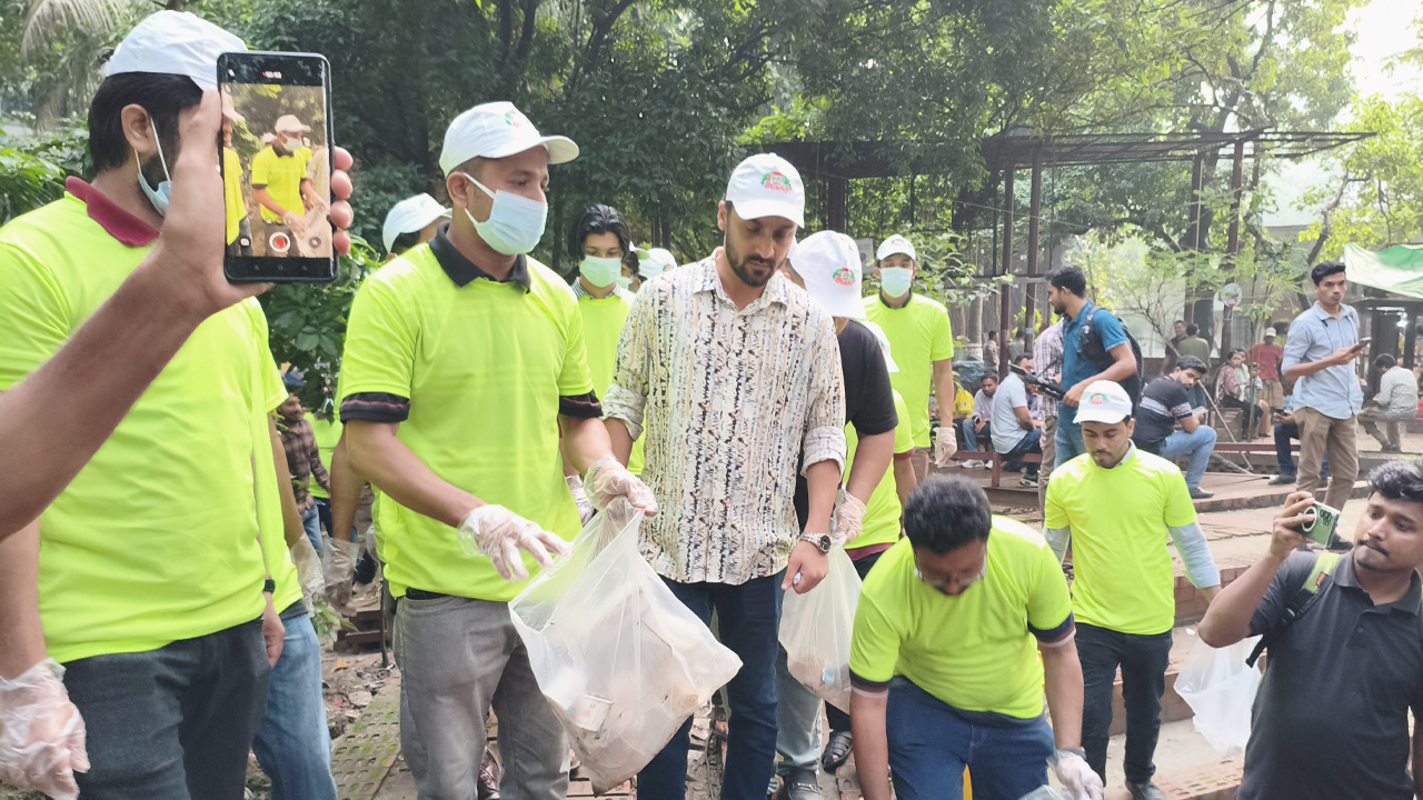 টিএসসিতে ছাত্রদল নেতা শাওনের উদ্যোগে পরিচ্ছন্নতা অভিযান