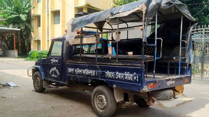 মাদক নিয়ে দুপক্ষের সংঘর্ষ, পুলিশের পিকআপ ভাঙচুর