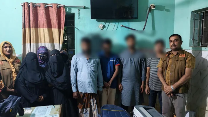 নোয়াখালীতে দুই আবাসিক হোটেলে ডিবির অভিযান, গ্রেপ্তার ৮