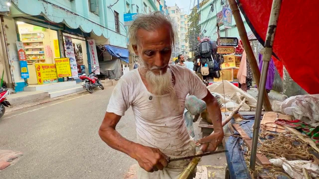 নিজ হাতে আখ পরিষ্কার করে বিক্রি করেন হামিদ হাওলাদার। ছবি: এশিয়া পোস্ট
