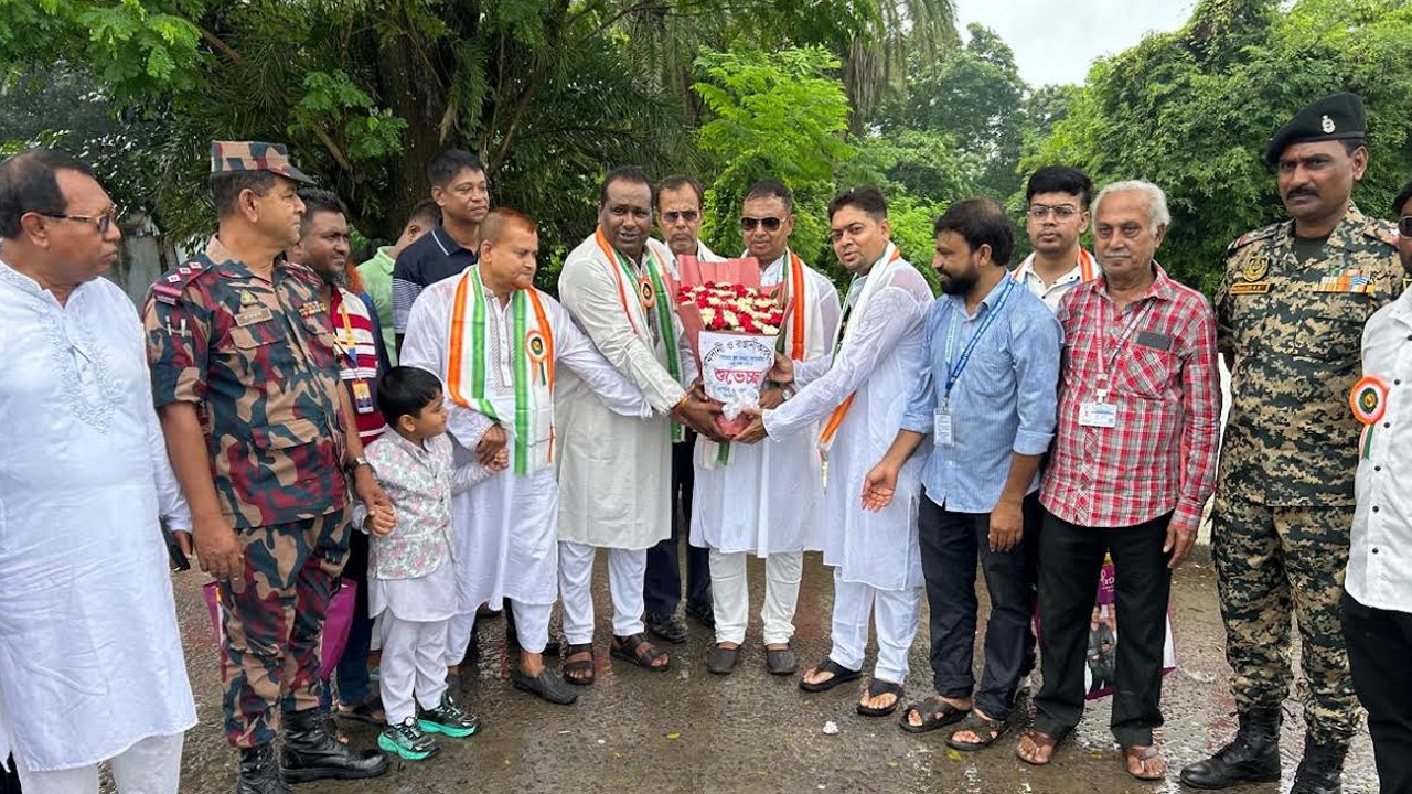ভোমরা স্থলবন্দরে বাংলাদেশ-ভারতের ব্যবসায়ীদের মিলনমেলা