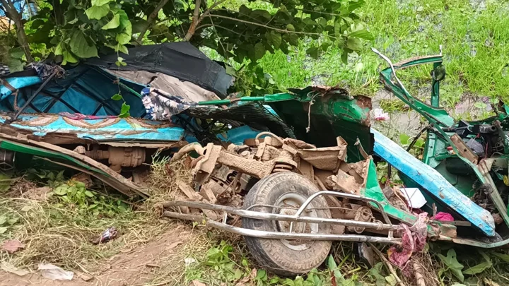 গাজীপুরে সিএনজি-কাভার্ডভ্যান সংঘর্ষে নিহত বেড়ে ৪