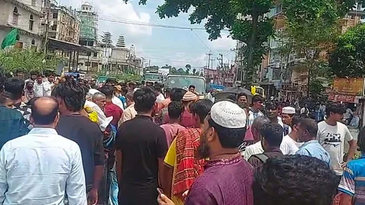 রাউজানে ট্রাকচাপায় সাবেক ইউপি সদস্য নিহত, মহাসড়ক অবরোধ