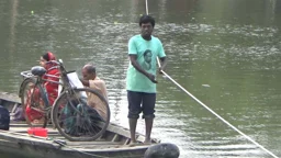 নদীতে খেয়া টেনে সংসার চালান প্রতিবন্ধী জনি