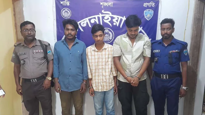 ফেনীতে ৩৫ লাখ টাকার ভারতীয় শাড়িসহ ৩ চোরাকারবারি আটক
