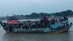 গড়াই নদীতে উচ্চ শব্দে নাচ-গান, ভোগান্তিতে লাখো মানুষ