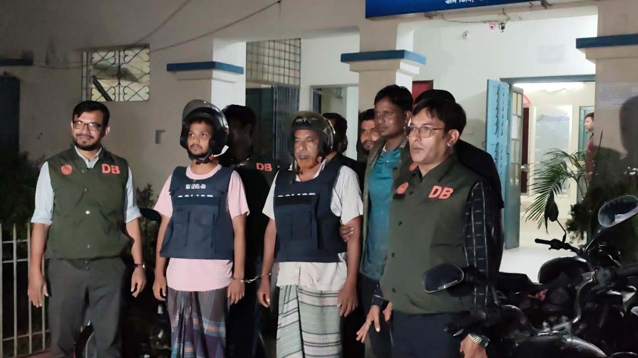 গ্রেপ্তার মোস্তফা প্রামাণিক। ছবি: এশিয়া পোস্ট