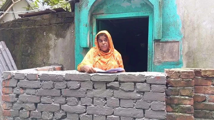 জমি বিক্রি না করায় দরজার সামনে পাকা দেয়াল, ঘরবন্দী বিধবা