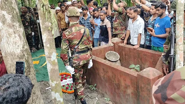 হাটহাজারীতে দুর্ঘটনায় নিহত সেনাসদস্য পিয়াসের দাফন সম্পন্ন