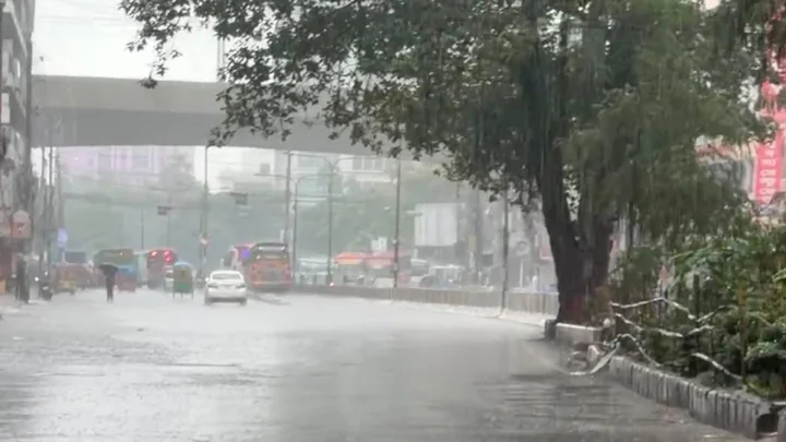 রাজধানীতে সাতসকালেই মুষলধারে বৃষ্টি