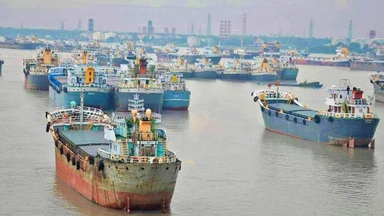 চট্টগ্রামে স্ক্র্যাপ জাহাজ থেকে ১০ কোটি টাকার মালামাল লুট