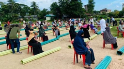 লোহাগাড়ায় বন্যাদুর্গতদের মাঝে ত্রাণসামগ্রী ও টিন বিতরণ