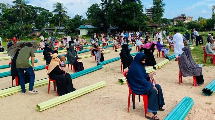 লোহাগাড়ায় বন্যাদুর্গতদের মাঝে ত্রাণসামগ্রী ও টিন বিতরণ