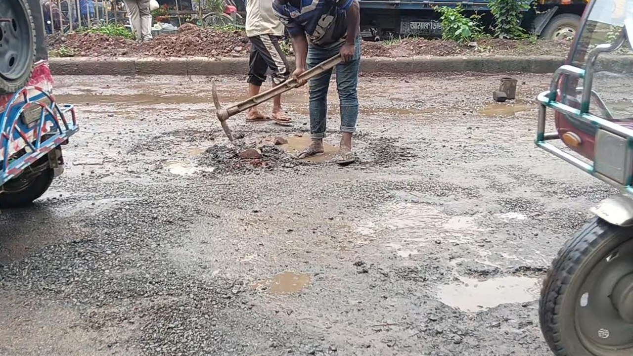 ২৫ কোটি টাকা ব্যয়ে নির্মাণাধীন সড়কের বেহার দশা