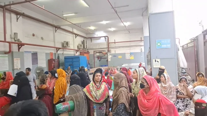 বিনা নোটিশে সাড়ে তিন শতাধিক শ্রমিক ছাঁটাই, প্রতিবাদে গার্মেন্ট পরিচালক অবরুদ্ধ