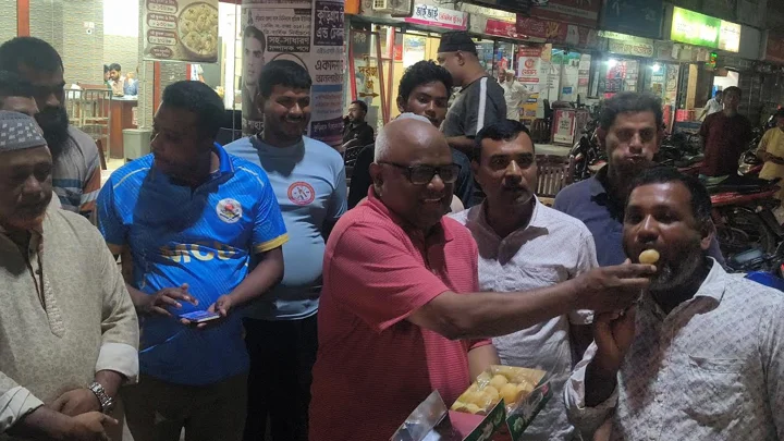 রিজভী বিএনপির ভারপ্রাপ্ত মহাসচিব হওয়ায় কুড়িগ্রামে মিষ্টি বিতরণ