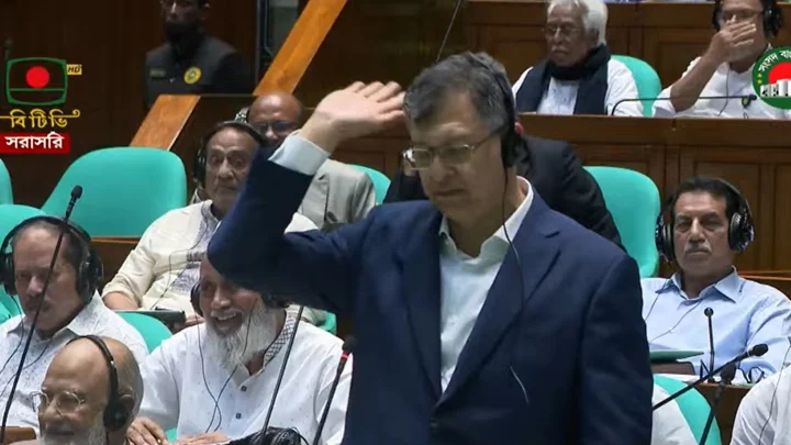 প্রশ্নের উত্তরে ‘শাহবাগ স্কয়ারের বক্তৃতা’ বলে প্রত্যাহার করলেন স্বরাষ্ট্রমন্ত্রী