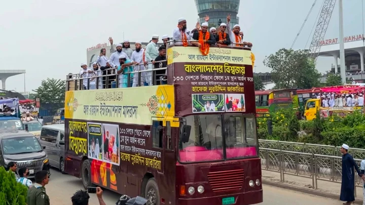 বাংলাদেশের বিশ্বজয়ী জাকারিয়াকে ছাদখোলা গাড়িতে সংবর্ধনা