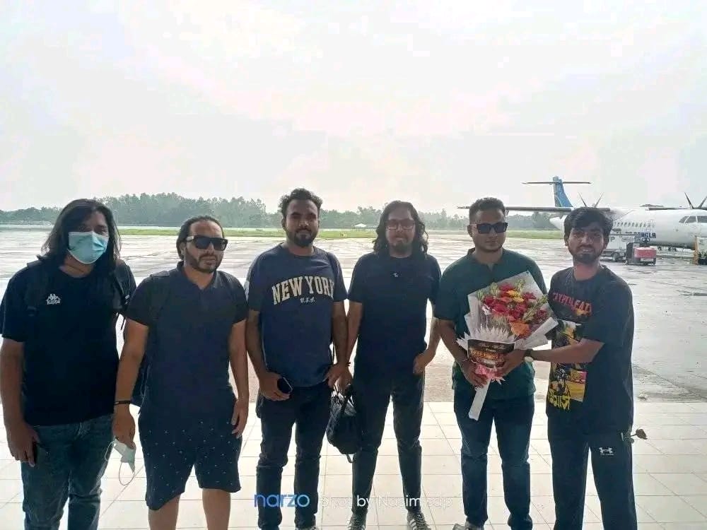 ‘নর্থ বেঙ্গল ব্যান্ড মিউজিক ফ্যানস কমিউনিটি’-এর সদস্যদের সঙ্গে জোনায়েদ ইভান।