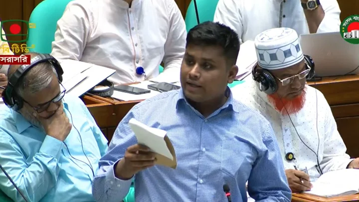 ছয় মাসে আইনশৃঙ্খলা পরিস্থিতি ফিরেছে, নাকি স্বরাষ্ট্রমন্ত্রী ব্যর্থ: জানতে চান হাসনাত