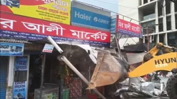 উত্তরায় ফুটপাতে বিশেষ উচ্ছেদ অভিযানে গ্রেপ্তার ৬