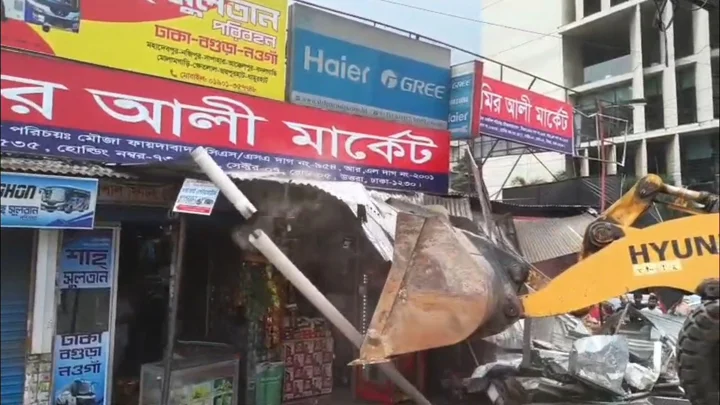 উত্তরায় ফুটপাতে বিশেষ উচ্ছেদ অভিযানে গ্রেপ্তার ৬