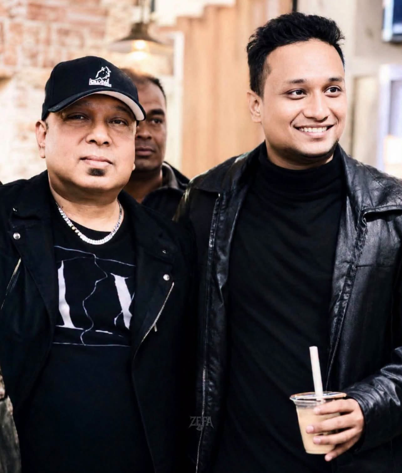 ‘অ্যাশেজ’ ব্যান্ডের ভোকালিস্ট জুনায়েদ ইভান ও আইয়ুব বাচ্চু। ছবি: জুনায়েদ ইভানের ফেসবুক পেজ থেকে নেওয়া।