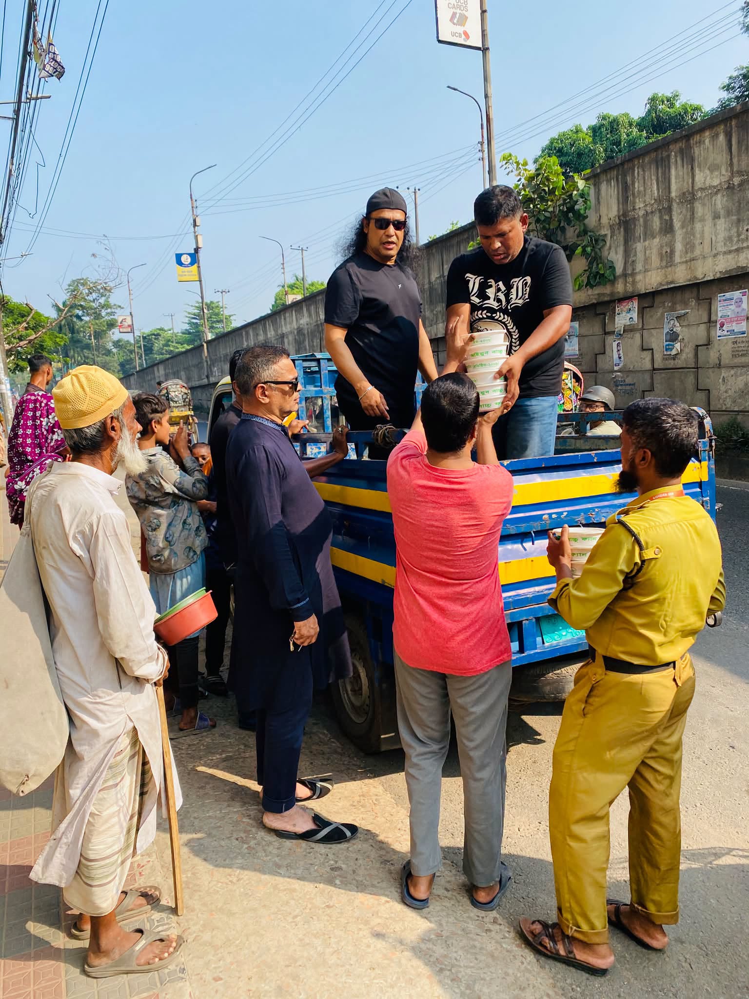আইয়ুব বাচ্চু ফ্যান ক্লাবের পক্ষ থেকে চট্টগ্রামে সাধারণ মানুষের মধ্যে খাবার বিতরণ। ছবি: আইয়ুব বাচ্চু ফ্যান ক্লাবের সৌজন্যে