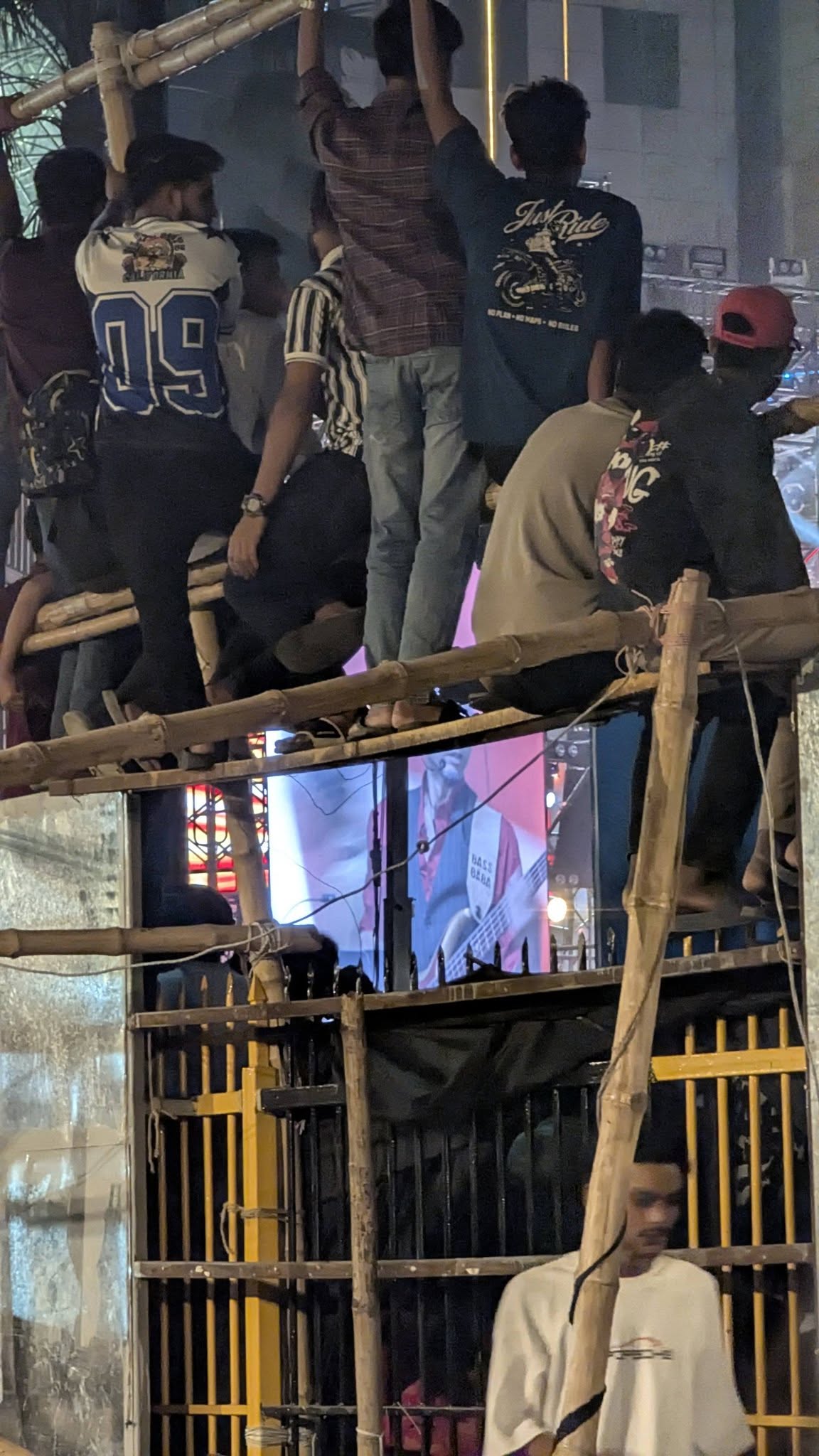 ব্যারিকেড ভেঙে ভেতরে ঢুকে পড়েন শ্রোতারা।