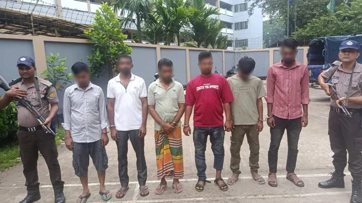 রাজধানীতে অভিযান চালিয়ে ৪ বিদেশি পিস্তলসহ গ্রেপ্তার ৬