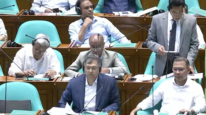 সংসদে নতুন আসন বণ্টন: প্রধানমন্ত্রীর পাশে স্বরাষ্ট্রমন্ত্রী